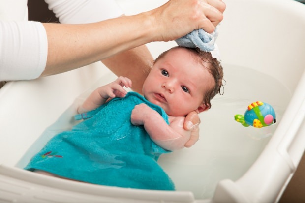 ما هو شوكة الظهر عند الرضع؟ كيفية التنظيف