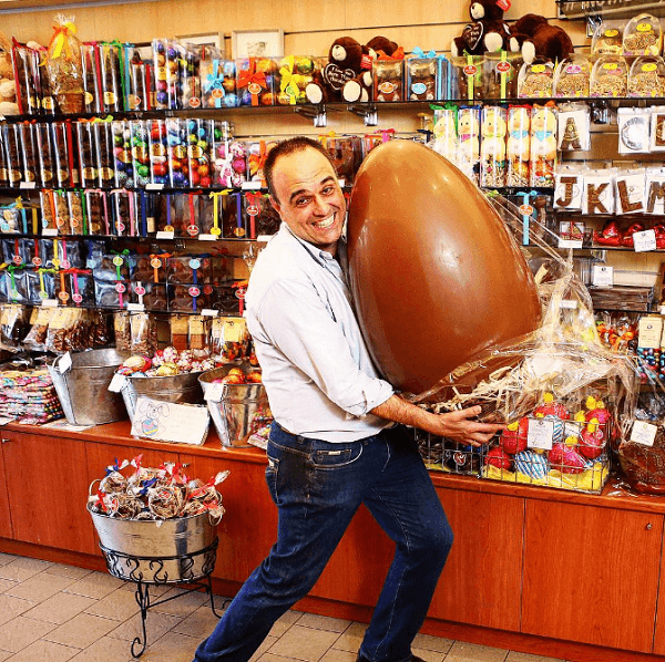 ابتكر John Kapos Snapchat ، مستوحى من بيضة عيد الفصح الكبيرة المصنوعة من الشوكولاتة.