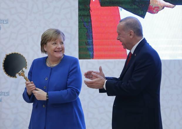 اللحظة التي تلقت فيها أنجيلا ميركل هدية من الرئيس أردوغان 