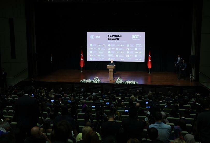 معرض الرسائل الأسيرة الذي عهدت به السيدة الأولى أردوغان إلى الهلال الأحمر