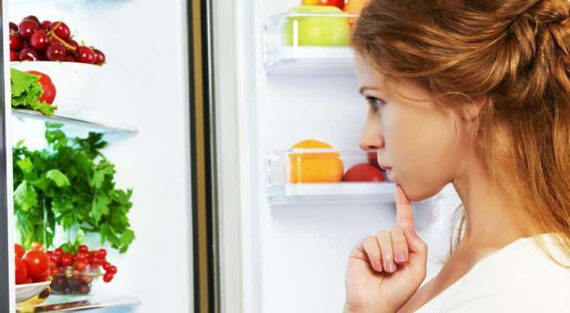 أي طعام يوضع على أي رف للثلاجة؟ ماذا يجب أن يكون على أي رف في الثلاجة؟