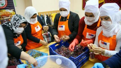 نساء سوريات يتعلمن كيفية تحويل العنب إلى دبس في إزمير