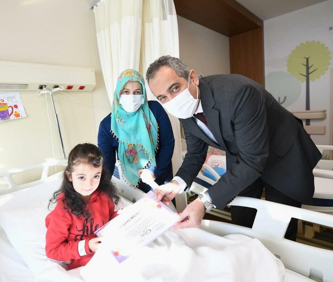 نقلت أمينة أردوغان تمنياتها بالشفاء للأطفال الذين عولجوا في المستشفى