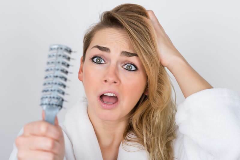 ما هو جيد لتساقط الشعر؟ هل يسبب تساقط الشعر أثناء الحمل وبعد الولادة؟