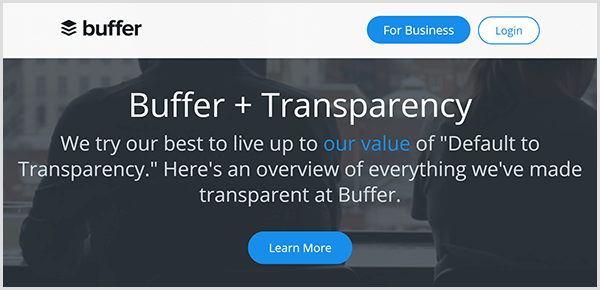 تحتوي صفحة الويب Buffer الخاصة بشفافية الشركة الراديكالية على خلفية داكنة مع النص الذي نبذل قصارى جهدنا للارتقاء إلى قيمتنا الافتراضية للشفافية. إليك نظرة عامة على كل شيء جعلناه شفافًا في Buffer. يظهر زر "مزيد من المعلومات" الأزرق أسفل النص.