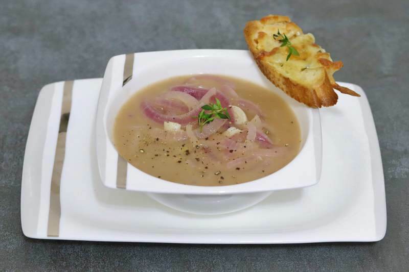 كيف تصنع اسهل حساء البصل؟ وصفة حساء البصل الفرنسي اللذيذ