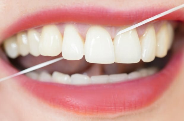 هل يجب استخدام أعواد الأسنان لتنظيف الفم والأسنان؟