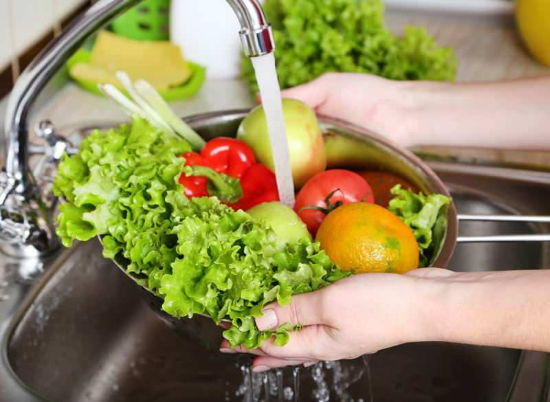 كيف يجب غسل الفواكه والخضروات؟ هذه الأخطاء تسبب التسمم!