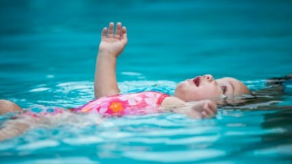 هل يستطيع الأطفال السباحة في المسبح أو البحر؟