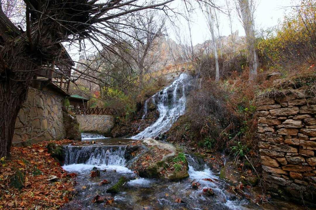 يقدم شلال Günpınar أعمال شغب من الألوان