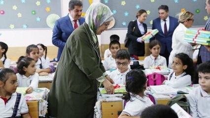 السيدة الأولى أردوغان توزع الدفاتر على الطلاب!