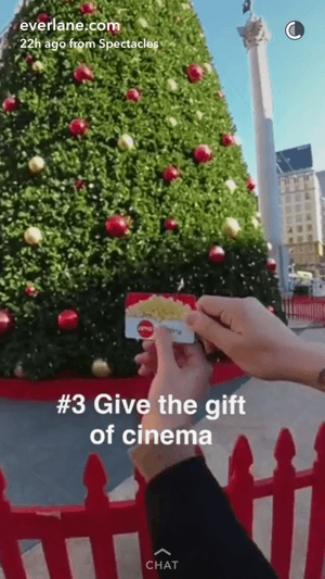أظهرت قصة Everlane's Snapchat سفيرًا للعلامة التجارية يوزع بطاقة هدايا فيلم.