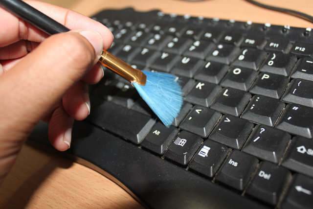 كيفية تنظيف لوحة المفاتيح