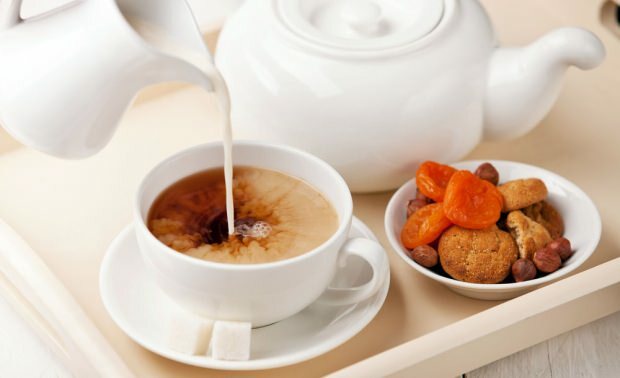 ما هو الشاي الإنجليزي؟ كيف يصنع الشاي الإنجليزي؟ حيل صنع الشاي الإنجليزي في المنزل