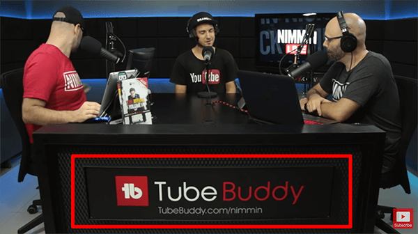 هذه لقطة شاشة من بث مباشر لـ Nimmin Live مع Nick Nimmin. يُظهر المكتب في استوديو البث المباشر أن TubeBuddy يرعى العرض.