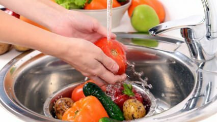 كيف يجب غسل الفواكه والخضروات؟ هذه الأخطاء تسبب التسمم!