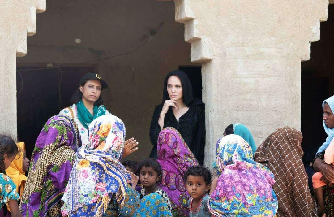  ناشدت أنجلينا جولي المجتمع الدولي لمساعدة باكستان.