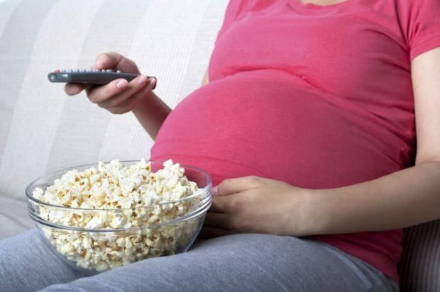 هل يمكن للنساء الحوامل أكل الفشار؟