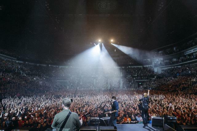 تجمع فرقة الروك Toten Hosen أكثر من مليون يورو لضحايا الزلزال في حفل موسيقي