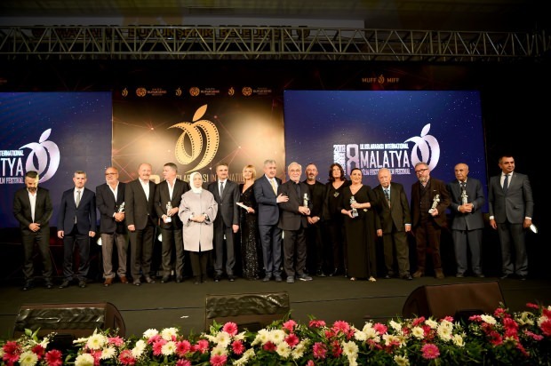 تلقى Şener Şen "جائزة الشرف" من يد Cem Yılmaz