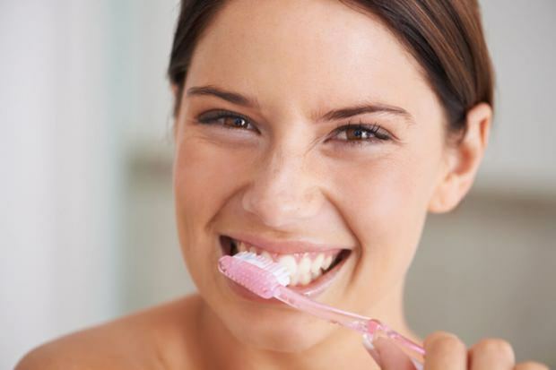 كيف يتم تنظيف الاسنان؟