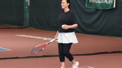 Hülya Avşar لعبت التنس في منزلها!
