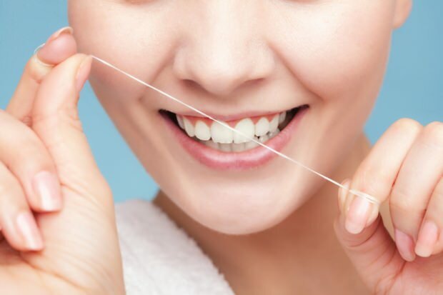 يوصى باستخدام خيط تنظيف الأسنان لإزالة البقايا بين الأسنان.