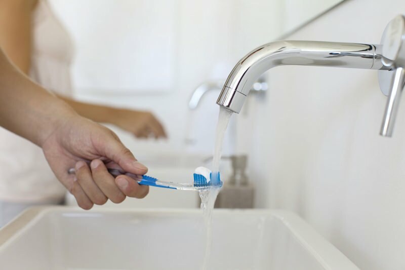 إطفاء الماء أثناء تنظيف الأسنان