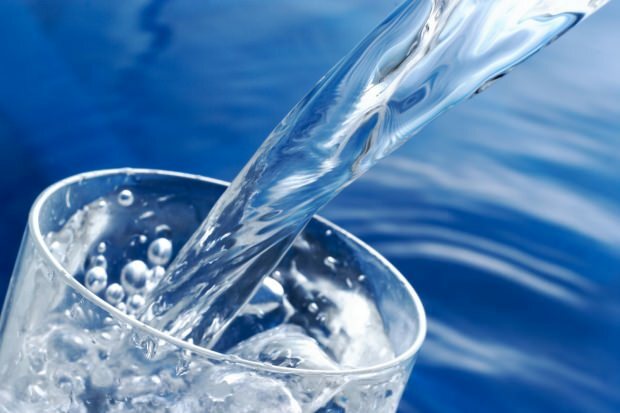 هل مياه الشرب تزيد الوزن؟ كم لترًا من الماء يجب شربه يوميًا لفقدان الوزن؟ إذا كنت تشرب الماء ليلا ...