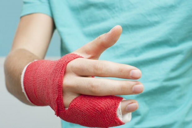 ما الذي يسبب كسر الاصبع؟ ما هي أعراض كسر الاصبع؟