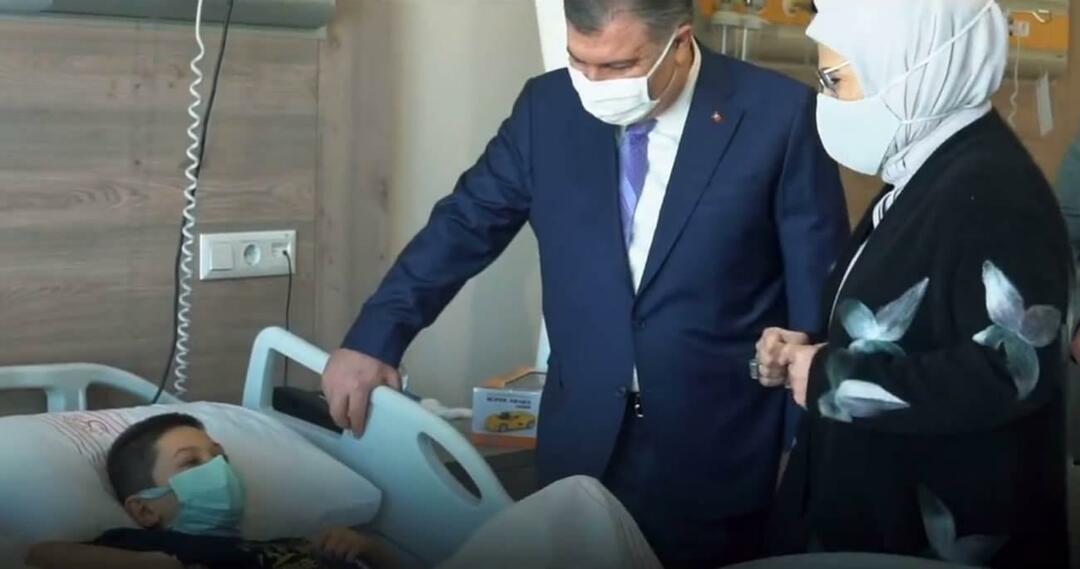 زارت أمينة أردوغان الأطفال المصابين بالسرطان مع فخر الدين قوجة