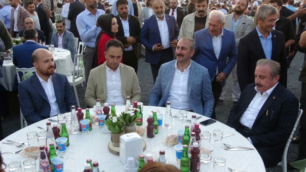 بلال أردوغان ، وزير العدل عبد الحميد جول ورئيس مجلس النواب مصطفى سينتوب