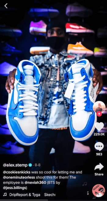 tiktop post by @ alex.stemp يعرض منتج حذاء التنس الخاص به باللونين الأزرق والأبيض