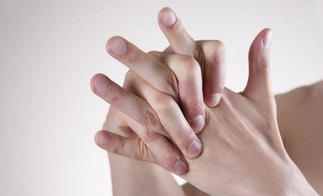 ما هي اضرار طقطقة الاصابع وكيف تتركها؟