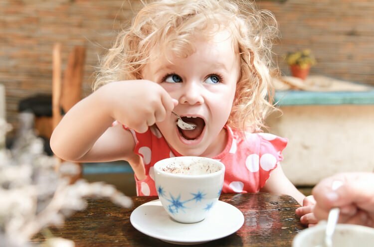 هل يمكن للأطفال شرب القهوة؟ هل هي ضارة؟