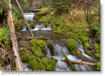 الصور الفوتوغرافية - مثال بطيء لسرعة السرعة - مياه مجرى نهر الغابة الخضراء