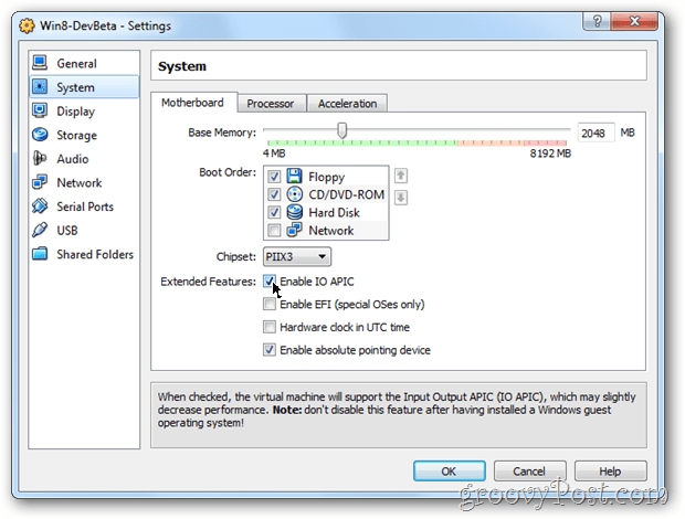 يتيح إعداد تكوين اللوحة الأم لنظام VirtualBox نظام Windows 8 Apic