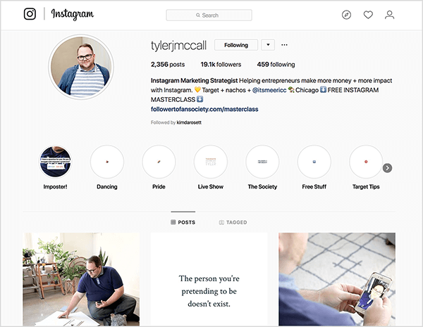 تايلر ج. يقول الملف الشخصي لـ McCall على Instagram: "إستراتيجي تسويق Instagram يساعد رواد الأعمال على كسب المزيد من المال + المزيد التأثير مع Instagram ". يظهر رمز تعبيري على شكل قلب أصفر بعد هذا النص ، ثم النص "Target + nachos +" a اسم المستخدم. يظهر رمز تعبيري للمنزل متبوعًا بالنص "شيكاغو". أيضًا ، يظهر النص "FREE INSTAGRAM MASTERCLASS" بين اثنين من الرموز التعبيرية للسهم لأسفل. يشير الرابط الموجود في ملفه الشخصي إلى الصف الرئيسي المجاني الذي يروج له. النقاط البارزة من اليسار إلى اليمين هي المحتال ، الرقص ، الكبرياء ، العرض المباشر ، المجتمع ، الأشياء المجانية ، نصائح الهدف.