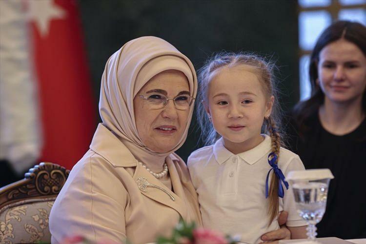 احتفلت أمينة أردوغان باليوم العالمي للفتاة