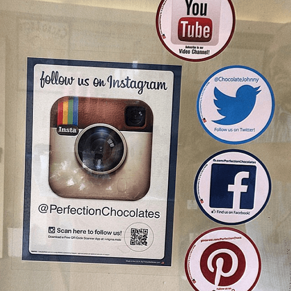 يتم نشر وسائل التواصل الاجتماعي المختلفة لجون في جميع أنحاء المتجر.