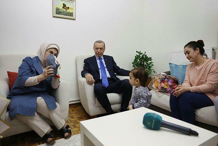 قام الرئيس رجب طيب أردوغان وزوجته أمينة أردوغان بزيارة أسرة الناجين من الزلزال