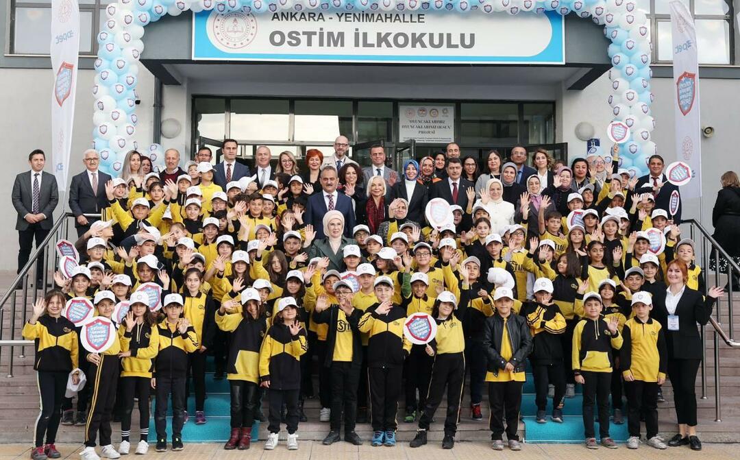 قامت أمينة أردوغان بزيارة مدرسة أوستيم الابتدائية