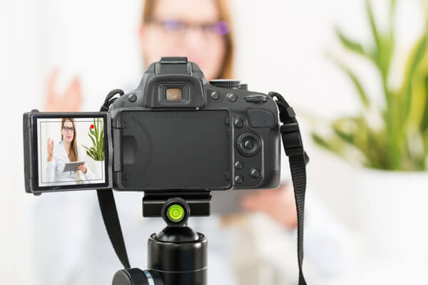 تعد كاميرا SLR الرقمية خيارًا رائعًا لتسجيل الفيديو بجودة عالية.