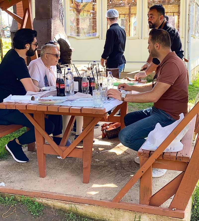 محمد علي اربيل وبوراك ميميشوغلو أثناء تناول الطعام 