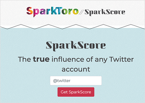 هذه لقطة شاشة لصفحة ويب SparkScore. يوجد في الجزء العلوي شعار SparkToro ، وهو الاسم بخط عريض للغاية مع مناطق هندسية من ألوان قوس قزح. بعد شريحتين مائلتين ، يكون اسم الأداة SparkScore. الشعار هو "التأثير الحقيقي لأي حساب Twitter". يوجد أسفل سطر الوصف مربع نص أبيض يطالب المستخدم بإدخال مقبض Twitter وزر أحمر يسمى Get SparkScore.