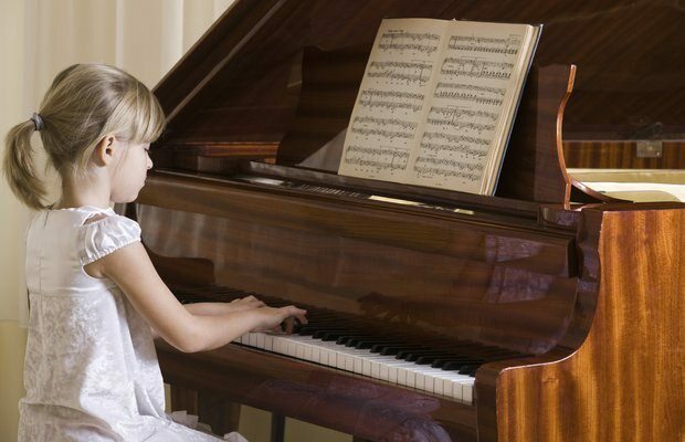 في أي سن يمكن للأطفال العزف على الآلات الموسيقية؟