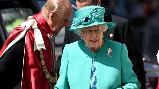 ملكة إنجلترا 2. إليزابيث تبحث عن عمال النظافة في قصره! ثروة للعثور على ذبابة ميتة ...