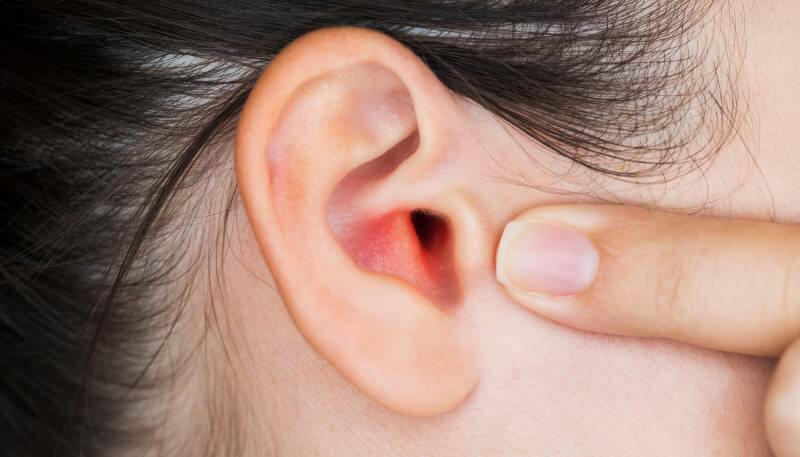 يسبب التهاب الأذن الوسطى احمرارًا وحكة