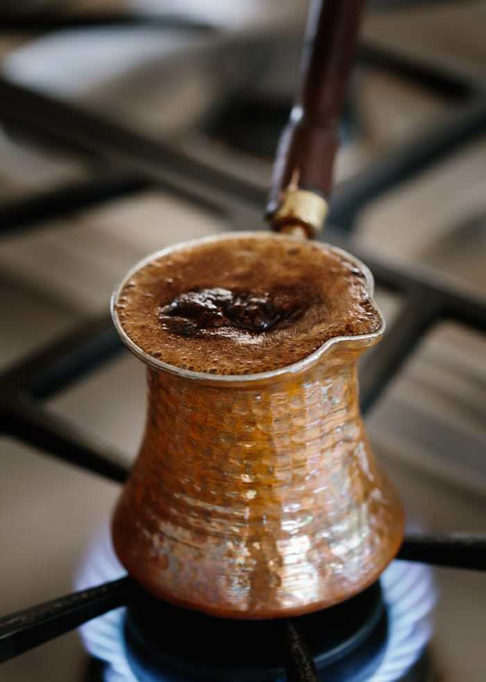 كيف تزيل مرارة القهوة؟ طرق تخفيف آلام القهوة التركية