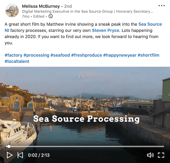 مثال على فيديو مرتبط بـ لينكد إن من ميليسا مكبورن من مجموعة مصدر البحر يظهر بعض لقطات من وراء الكواليس لعمليات المصنع